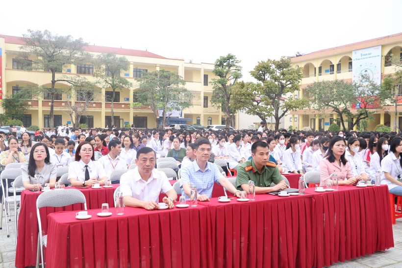 Hơn 1.800 học sinh được tuyên truyền về phòng chống tội phạm, tệ nạn xã hội và các hoạt động truyền đạo trái pháp luật. (Ảnh: Cổng TT điện tử Thái Nguyên)