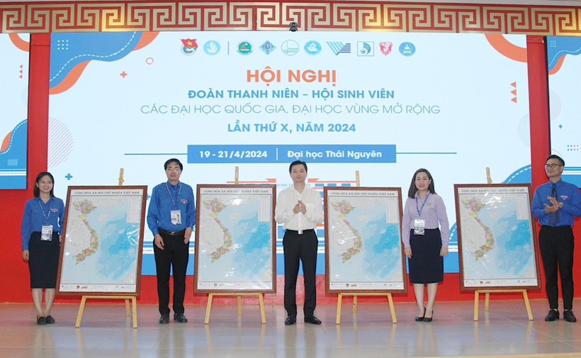Bí thư Trung ương Đoàn TNCS Hồ Chí Minh, Chủ tịch Trung ương Hội Sinh viên Việt Nam Nguyễn Minh Triết tặng bản đồ cho các Đại học Quốc gia, Đại học vùng.
