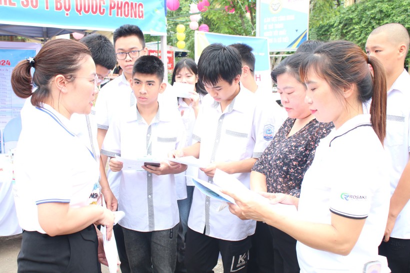 Hơn 1.000 học sinh THCS ở Phú Lương được tư vấn và định hướng nghề nghiệp.