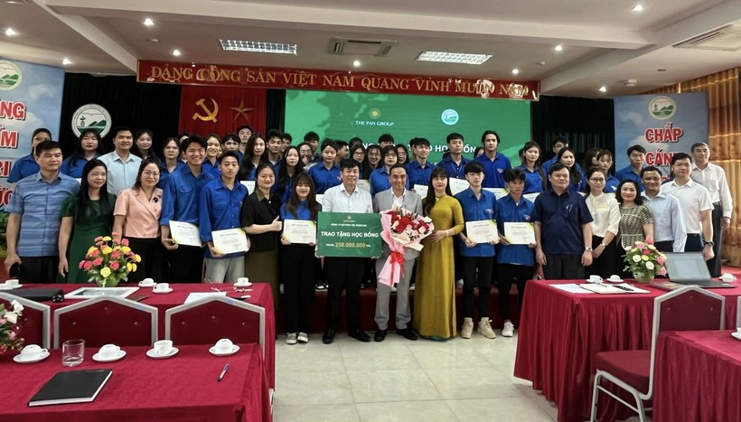 Trường Đại học Nông Lâm phối hợp với Công ty CP tập đoàn Pan trao học bổng cho sinh viên.