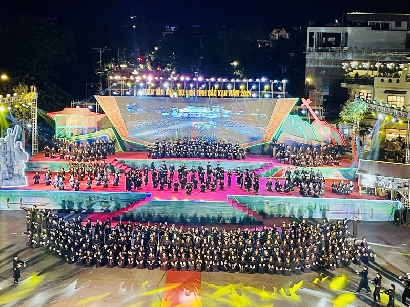 Đặc sắc màn múa bát 1.000 người tại Tuần Văn hoá - Du lịch tỉnh Bắc Kạn. (Ảnh: Báo Bắc Kạn)
