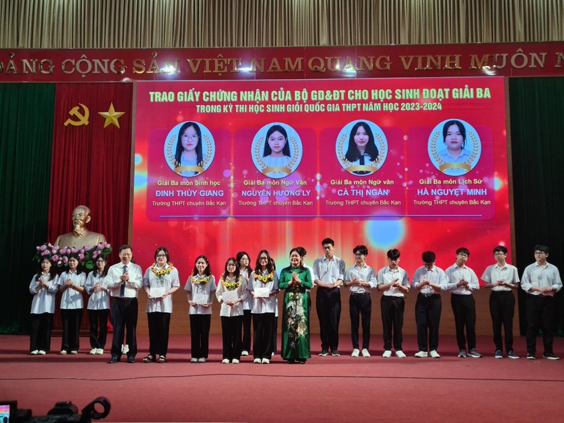 Bà Hoàng Thu Trang, Ủy viên Ban thường vụ Tỉnh ủy, Phó Chủ tịch thường trực HĐND tỉnh Bắc Kạn trao chứng nhận của Bộ GD&ĐT cho học sinh đạt giải Ba.