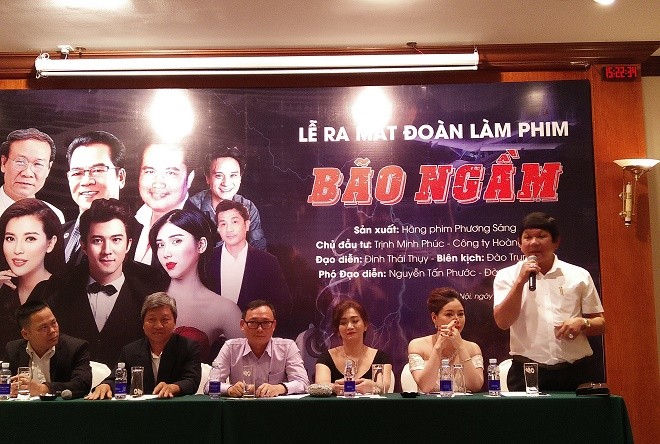 Ông Trịnh Minh Phúc - Chủ đầu tư bộ phim "Bão ngầm" chia sẻ tại lễ ra mắt đoàn làm phim - Ảnh: Bình Thanh.