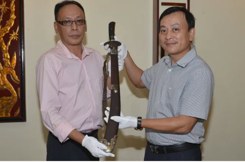 Ông Vương Quỳnh Xuân (trái) - cháu nội cụ Vương Chí Sình hiến tặng thanh gươm quý cho Bảo tàng Hồ Chí Minh. Ảnh: Bảo tàng Hồ Chí Minh