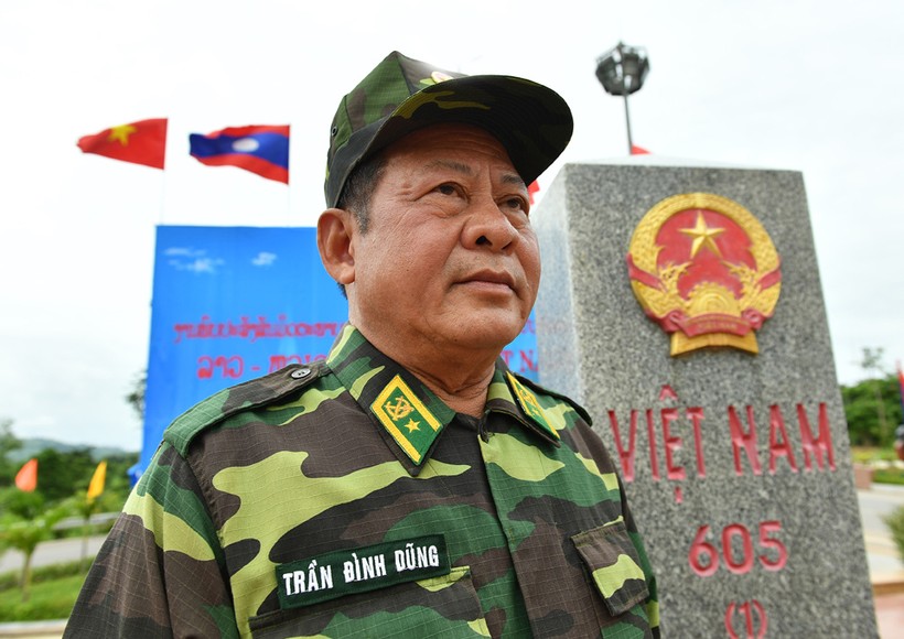 Thiếu tướng Trần Đình Dũng tại cột mốc biên giới Việt- Lào ngày 28/7. Ảnh: Việt Văn.