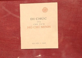 Sách di chúc của Chủ tịch Hồ Chí Minh (Nhà du hành vũ trụ Phạm Tuân mang theo trong chuyến bay vào vũ trụ của đội bay quốc tế Việt Nam - Liên Xô, tháng 7/1980). 