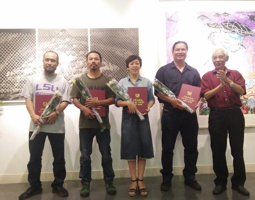 Họa sĩ Trần Khánh Chương trao Giải thưởng Hội Mỹ thuật năm 2019 cho các tác giả. Ảnh: Bình Thanh.