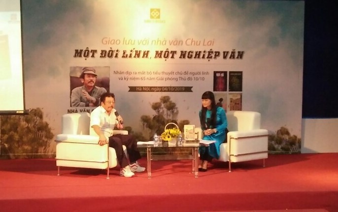 Nhà văn Chu Lai trò chuyện cùng độc giả nhân dịp Đinh Tị Books tái bản bộ tiểu thuyết chiến tranh. Ảnh: Bình Thanh.
