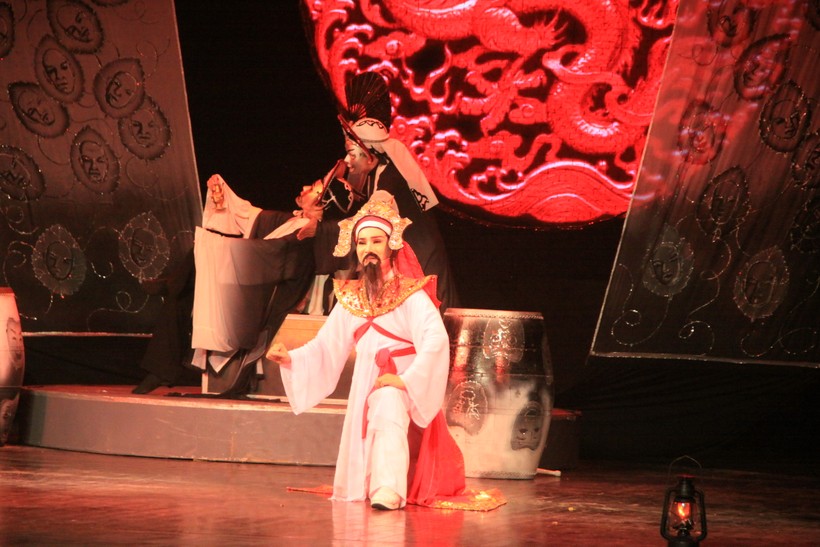 Các nghệ sĩ Nhà hát Thế giới trẻ đã thi tài với vở cải lương "Nhật thực" - suất diễm đêm khai mạc liên hoan. Ảnh: Bình Thanh