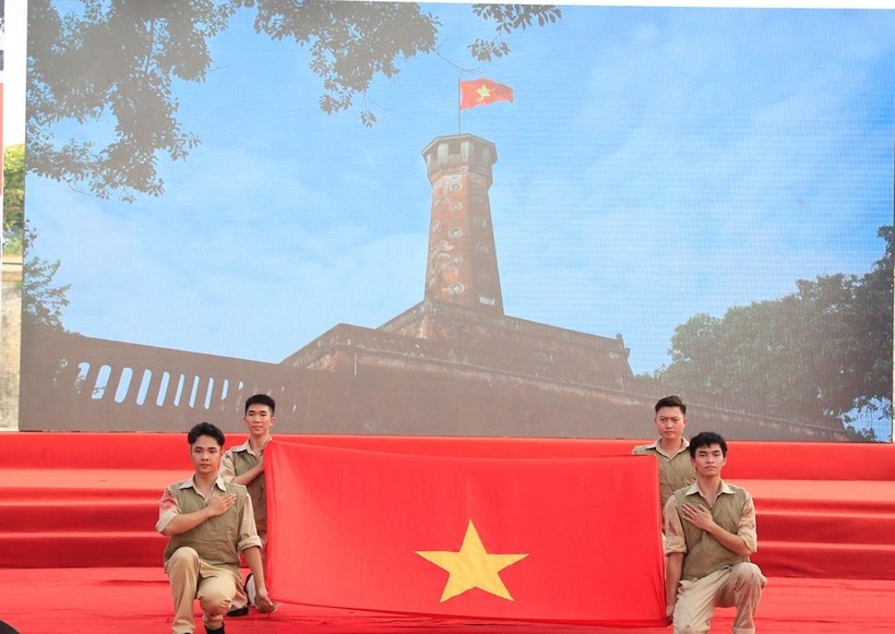 Lễ chào cờ lịch sử đầu tiên được tái hiện tại Hoàng thành Thăng Long sau 65 năm. Ảnh: Bình Thanh.