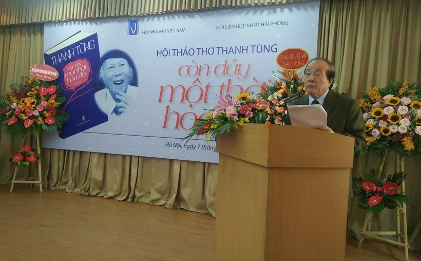 Nhà thơ Hữu Thỉnh phát biểu tại Hội thảo "Thơ Thanh Tùng - còn đây một thời hoa đỏ". Ảnh: Bình Thanh