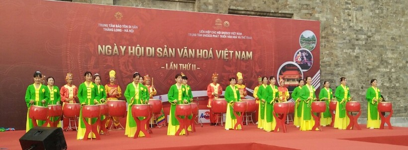 Các nghệ nhân đoàn trống hội Thăng Long - Trung tâm UNESCO trình diễn tại Ngày hội di sản văn hóa Việt Nam lần 2. Ảnh: Bình Thanh.