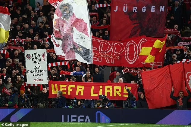 Cổ động viên Liverpool bày tỏ sự giận dữ trên khán đài sân Anfield.