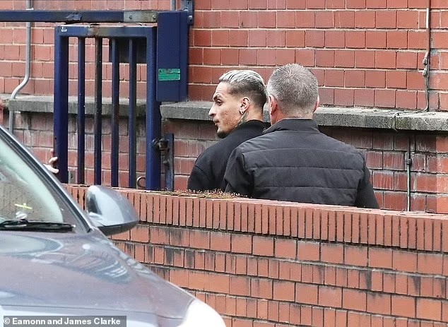 Antony bị bắt gặp khi đến sở cảnh sát Manchester.