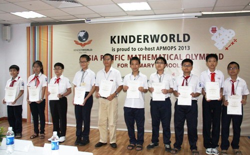 10 gương mặt học sinh xuất sắc đại diện Việt Nam tham dự APMOPS 2013 (Ảnh: KT)