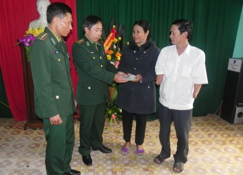 Trung tá Nguyễn Đức Hạnh (Chính trị viên) và Trung úy Phạm Văn Đại trao lại số tiền 31 triệu đồng cho bà Phạm Thị Điệp 