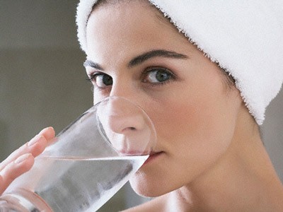 Uống nước giúp bạn ngăn ngừa nguy cơ bị sỏi thận (Ảnh minh họa)