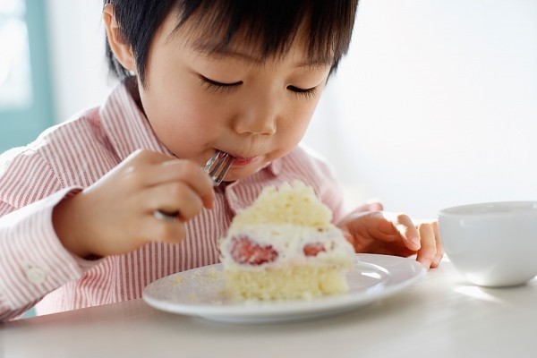 Ăn quá nhiều đồ ngọt có thể sẽ ảnh hưởng đến IQ của trẻ (ảnh minh họa)