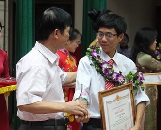 Thầy Lê Viết Thắng trong lễ vinh danh nhà giáo tiêu biểu tỉnh Nghệ An năm học 2013 - 2014