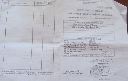 Với giấy chứng nhận quyền sử dụng đất giả mạo được phụ huynh sử dụng để hợp thức hóa hồ sơ tuyển sinh lớp Một tại trường Tiểu học Hoàng Văn Thụ.