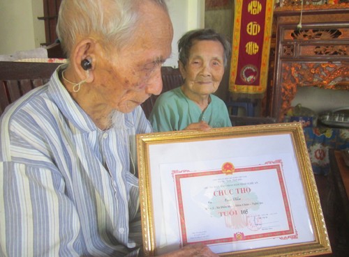 Trên 100 tuổi, hai vợ chồng cụ Cao Viễn vẫn rất minh mẫn. Ảnh: H. B