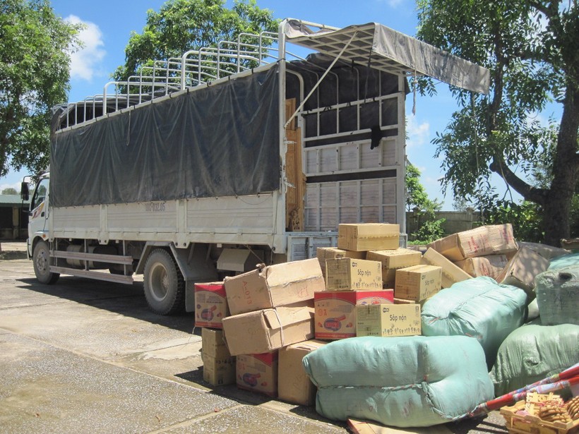Chiếc xe tải và số hàng hóa nhập lậu bị lực lượng chức năng bắt giữ sáng 5/9.
