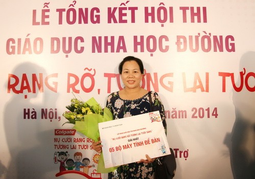 Cô Nguyễn Thị Mai nhận giải Nhất tập thể