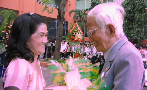 Phụ huynh Trường tư thục Trương Vĩnh Ký - nơi GS.NGND Hoàng Như Mai từng làm hiệu trưởng, tặng hoa chúc mừng thầy nhân ngày lễ khai giảng năm học 2010 - 2011. Ảnh: M.Tân