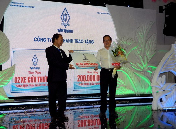 Ông Kiều Công Thanh (trái) trao bảng tượng trưng xe cứu thương cho ông Nguyễn Minh Quân – Giám đốc Bệnh viên Quận Thủ Đức