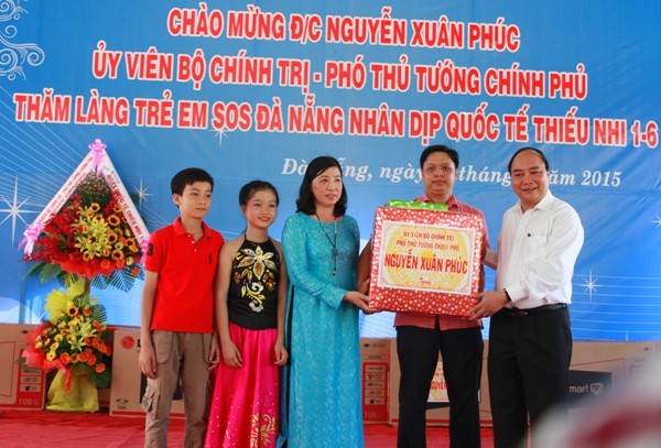 Phó thủ tướng Nguyễn Xuân Phúc trao quà cho đại diện Làng SOS Đà Nẵng
