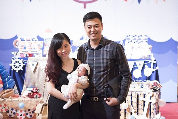 MC Tuấn Tú hạnh phúc bên vợ trong tiệc đầy tháng con trai