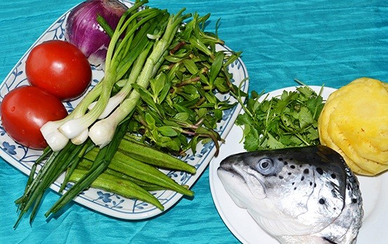 Cách nấu canh chua xương cá hồi thơm phức không bị tanh
