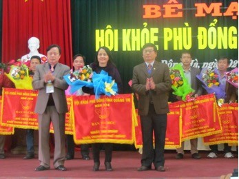 Trao tặng Cờ giải Nhất toàn đoàn cho đơn vị dẫn đầu Khối THPT tại HKPĐ tỉnh Quảng Trị năm 2016