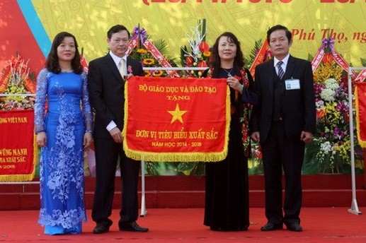 Thứ trưởng Nguyễn Thị Nghĩa tặng cờ thi đua cho tập thể sư phạm nhà trường.