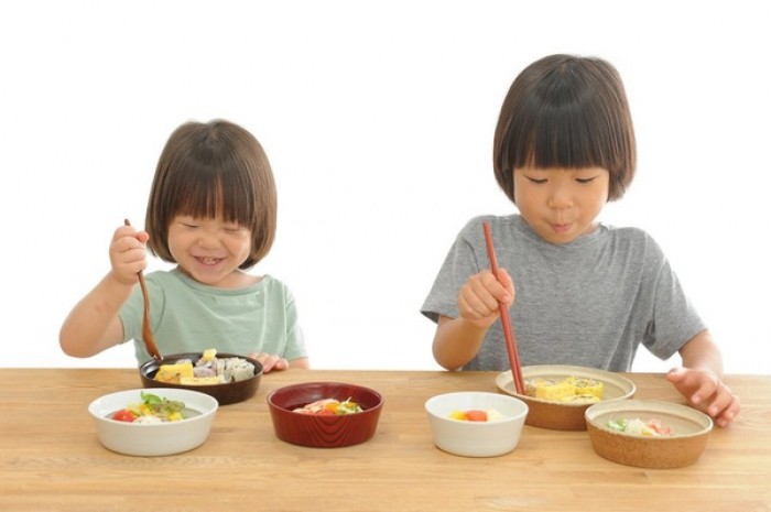 Sai lầm cực lớn của cha mẹ: Cấm con ăn bim bim, bánh kẹo và uống nước ngọt có ga