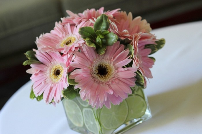 3 cách cắm hoa đẹp bằng bình vuông nhất định bạn nên thử