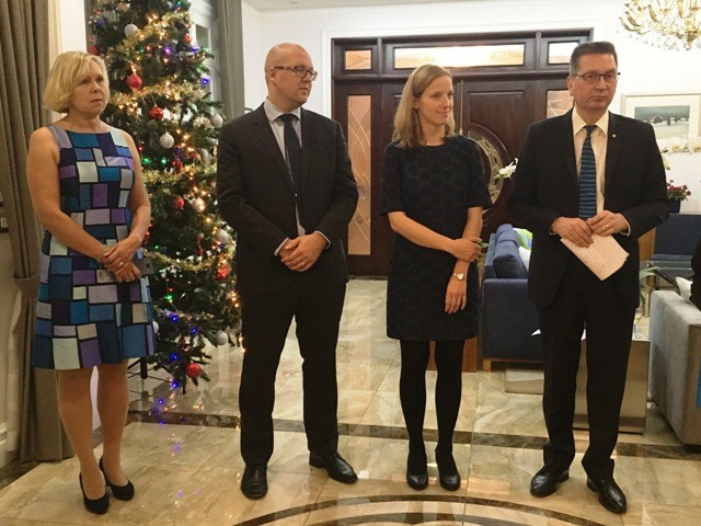 Từ trái sang: Đại sứ Phần Lan tại Việt Nam Ilkka-Pekka Similä; bà Liisa Folkersma - Phó Đại sứ; Chuyên gia Chương trình Đối tác Đổi mới sáng tạo; Phu nhân Đại sứ. 