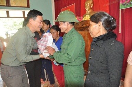 Những suất quà tết được cán bộ, giảng viên Công đoàn Trường ĐH Ngoại ngữ - ĐH Đà Nẵng trao tận tay đến với bà con đồng bào dân tộc.