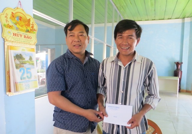 Hiệp Hội vận tải ô tô Gia Lai tặng quà cho anh Phan Ngọc Đắc (áo kẻ trắng bên phải).