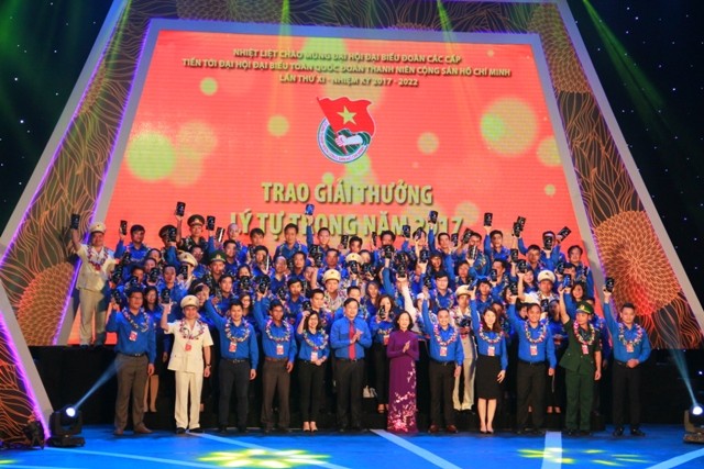  87 cán bộ đoàn, đoàn viên tiêu biểu vinh dự được trao giải thưởng Lý Tự Trọng năm 2017.

