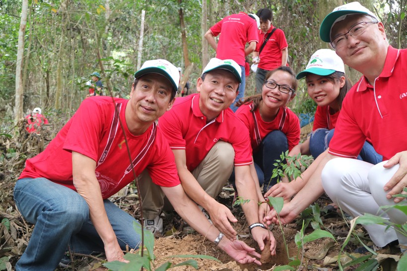 Các tình nguyện viên tham trồng rừng tại Vườn Quốc gia Bến En.