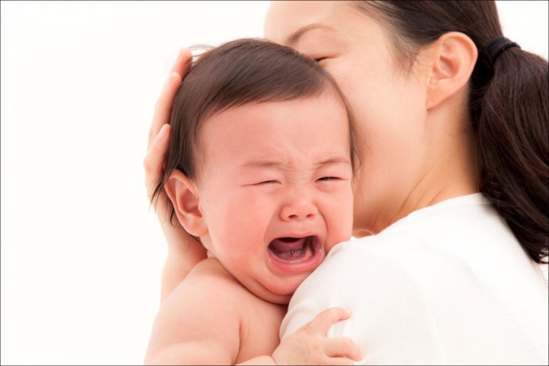 2/3 số lần trẻ khóc với các bé dưới 3 tháng tuổi là bình thường, là chỉ để giao tiếp và cần bạn yêu thương. Ảnh minh họa