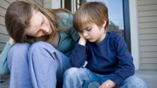 Với đứa trẻ hay khóc, cha mẹ cần kiên trì giúp con rèn luyện việc tiết chế cảm xúc. Ảnh minh họa