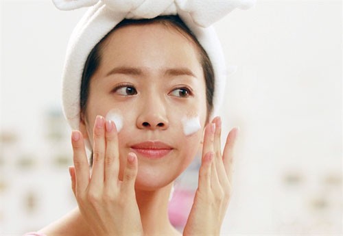 Rửa mặt với nước nóng làm giãn nở lỗ chân lông, làm trôi lớp dầu tự nhiên trên da.