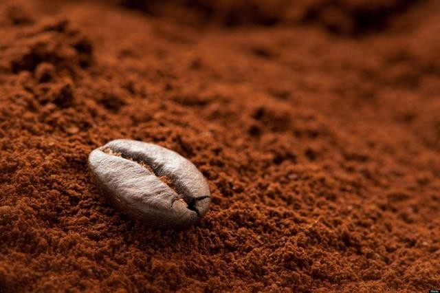 Cà phê thật sau khi rang, hạt sẽ tỏa ra mùi hương đặc trưng, dịu nhẹ