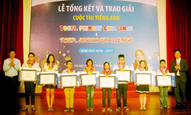 Ông Phạm Xuân Tiến – PGĐ Sở GD&ĐT Hà Nội và ông Đoàn Hồng Nam – Chủ tịch IIG Việt Nam trao giấy chứng nhận và phần thưởng cho các em học sinh đoạt giải