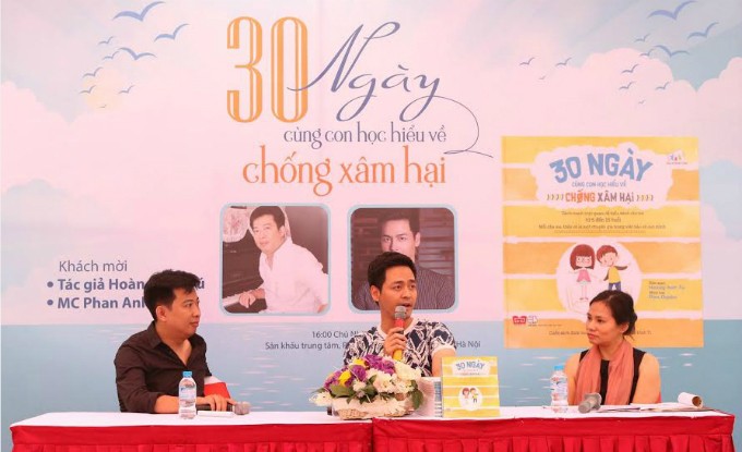 MC Phan Anh chia sẻ câu chuyện của mình cùng Hoàng Anh Tú, tác giả cuốn sách "30 ngày cùng con học hiểu về chống xâm hại" và khách mời.