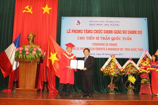 GS.TS Trần Văn Nam – Giám đốc ĐH Đà Nẵng phong tặng chức danh Giáo sư danh dự cho TS Trần Quốc Tuấn.
