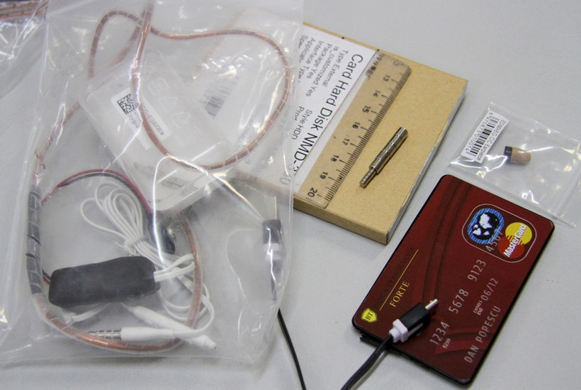 Cảnh sát cho biết tai nghe siêu nhỏ (còn gọi là tai nghe nano) được thiết kế ngụy trang theo 2 dạng là vòng cổ bao và thẻ ATM.