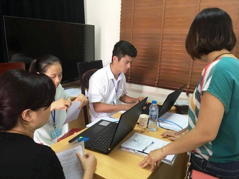 Phụ huynh làm thủ tục tuyển sinh trực tiếp tại trường Tiểu học Ái Mộ B (Long Biên - Hà Nội)